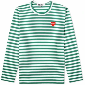 CDG PLAY - Intressekoll på min supercoola comme des garçons play tröja! Grön-vit randig och knappt använd🤩🤩Storlek M då den är ganska liten i storleken, passar dock S och M (jag har lite båda och)🥰 Köpt på Paul & Friends inne på NK i Stockholm för 1300kr⭐️