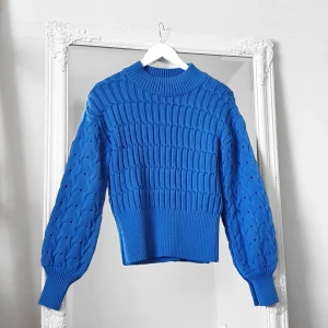 Blå Gina stickad tröja - Färg: kornblå.  Strl: XS.   Snygg stickad tröja från Gina Tricot.  Normal i storlek. Fint skick!  Material: 100% Akryl.   Kommer ej till användning och stor garderobsrensning pågår!