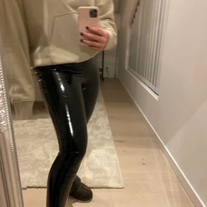 Lackbyxor  - Snygga lackbyxor från GinaTricot. Bra skick men växt ur dem.💕 Passar en xs-s!