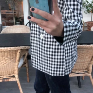 Kavaj rutig  - Oanvänd fin kavaj från na-kd, köppt för 700kr☺️ jag är ungefär 175 cm och den sitter super fint. Säljer den eftersom jag har liknande kavajer! Skicka vid intresse, 300kr plus frakt