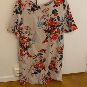 Only klänning - Nypris 400 