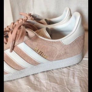 Adidas skor Gazella  - Säljer mina två Gazella Adidas skor i storlek 39. Ljusrosa och marinblå. Bor i Göteborg om man vill mötas. Ett par 300kr  och två par 500 kr. De är köpta för 999kr st och i väldigt fin skick. 