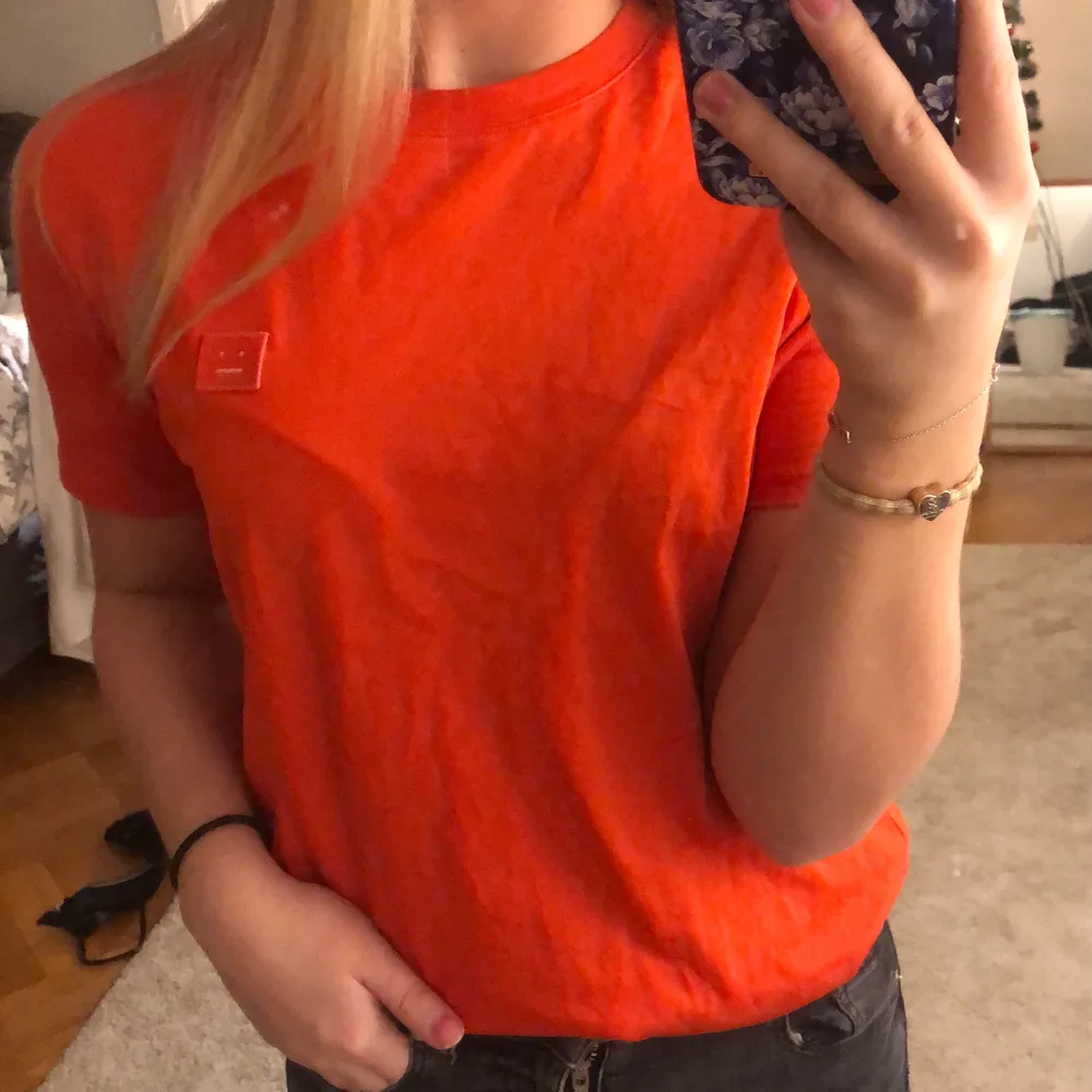 Säljer min orangea t-shirt från Acne då jag aldrig använder den. Nypris 1000kr. Sitter skitsnyggt och passar från strlk Xs-m beroende på hur man vill att den ska sitta.. T-shirts.