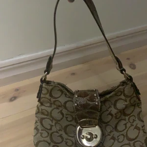 Guess väska - En sååå vacker vintage handväska från guess, sparsamt använd och säljes pga kommer inte till användning💕💕💕 passa verkligen till alla outfits