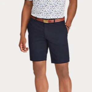  - Helt nya och oanvända shorts i Navy från Ralph Lauren i modellen "Stretch slim fit".  Lapparna ssitter fortfarande kvar, säljes pga för små för killen. Har även hellånga chinos från RL till salu i samma strlk!