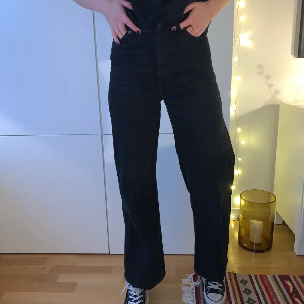 Jag säljer ett par jeans från Monki i modellen Yoko! Strl 25🧡 Jag är 175cm lång. Jeans & Byxor.