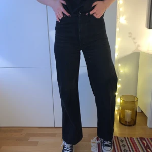 Svarta jeans - Jag säljer ett par jeans från Monki i modellen Yoko! Strl 25🧡 Jag är 175cm lång