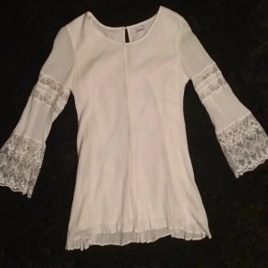  - Riktigt söt klänning med spets letar ny ägare. Köpt i somras för 600kr men endast använd 1 gång då den är lite väl kort på mig (177cm) 