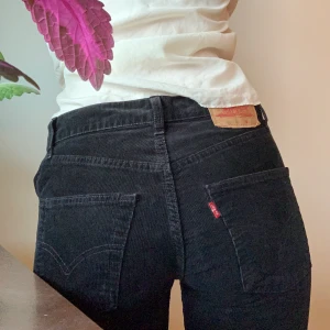 Manchester Levis! - Manchesterbyxor Levis! Önskar verkligen jag kunde ha dessa pga perfekta byxor men de är lite små. Passar xs! Jättefint skick. Skickar/möts i malmö 