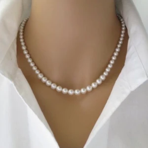 Pärlhalsband/Armband - Handgjorda pärlhalsband/armband, bra kvalite och noggrant gjorda. 💗  Julklappstips ✌🏻❄️⛄️ 99kr och frakt ingår i de priset 😘 Jag skriver när pärlorna är slut, sålänge jag inte skrivet de finns de kvar. 💗