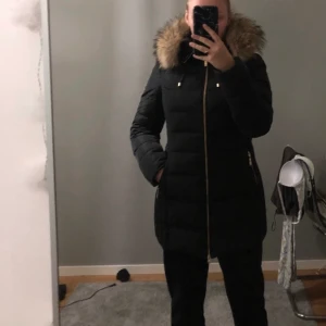 Hollies jacka - Bara använd 1 vinter och är alltså i bra skick. Säljer pågrund av att jag vill köpa en annan jacka.