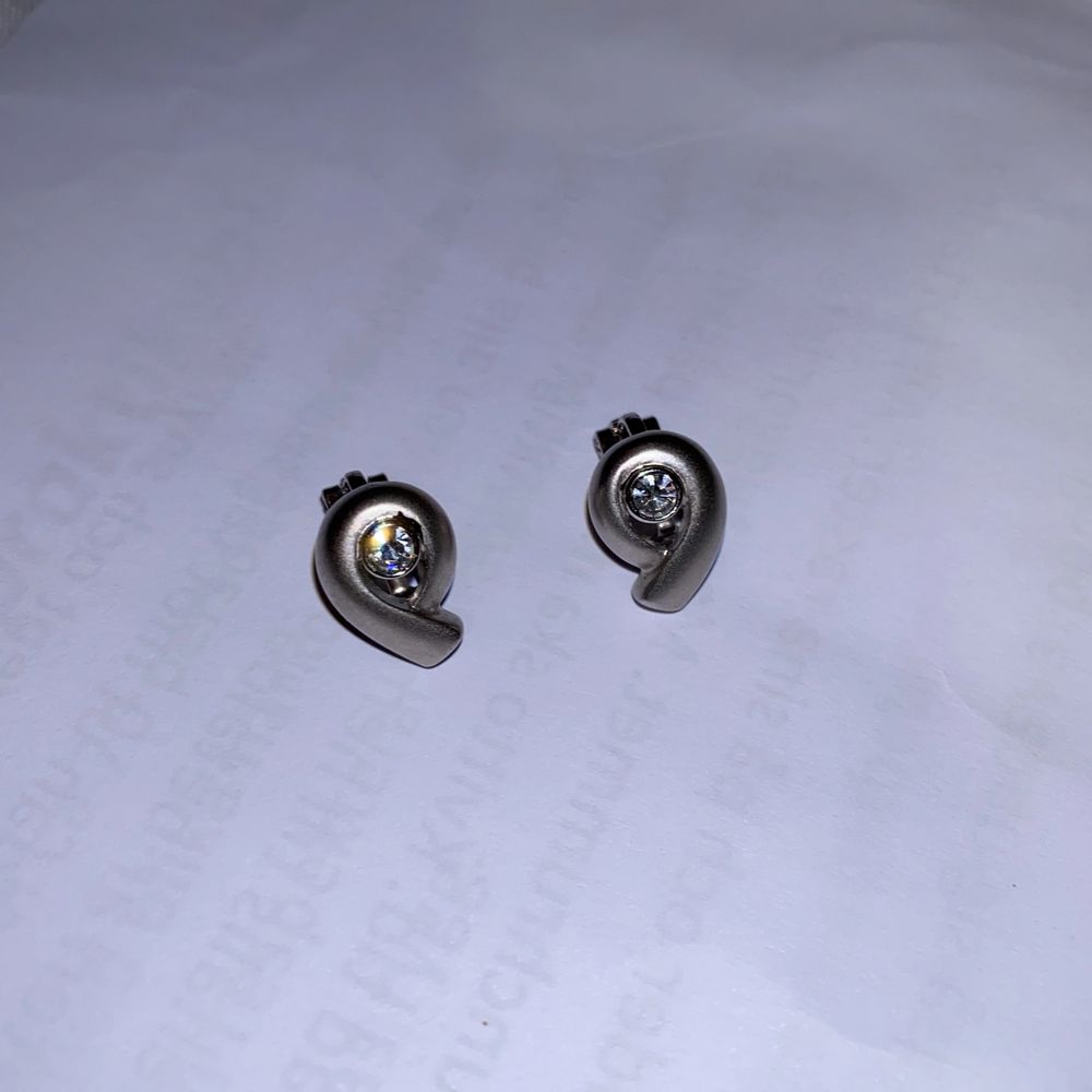 Tror dem är silverpläterade. Använda 1 gång. Örhängen sätter man in med en klipps alltså fungerar de även till folk som inte har hål i örat. Accessoarer.