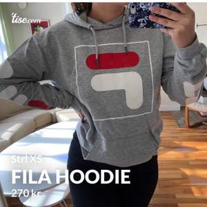 En Fila hoodie, är strl XS men är killmodell så skulle säga att den går som en M. Eftersom killmodellen är den lite längre. Nypris är 499