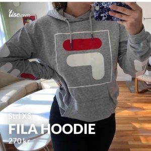 Fila hoodie🐚 - En Fila hoodie, är strl XS men är killmodell så skulle säga att den går som en M. Eftersom killmodellen är den lite längre. Nypris är 499