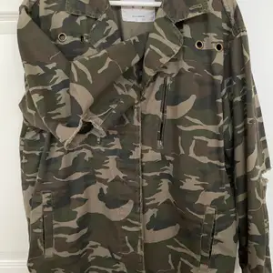 Camo jacka från Pull & Bear. Storlek - L, med slitningar på armbågarna. Köpare står för frakt