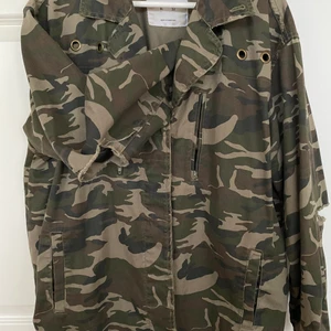 Camouflage jacka - Camo jacka från Pull & Bear. Storlek - L, med slitningar på armbågarna. Köpare står för frakt