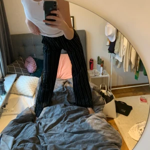 Randiga Iamgia byxor  - Väldigt långa i an gia byxor. Jag är 179 cm och dom är nästan perfekta. Någon cm för korta. Köpta för ca 600-1000kr. Jätte bra skick. Går att göra längre, genom att vilka ner kanten. Strl xs men passar upp till s/m. Köparen står för frakten. 