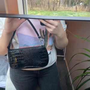 Väska - Väska från SHEIN. Superfin men använder inte. Säljer för 40 kr inklusive frakt💓