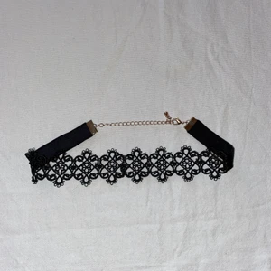 Choker  - Svart choker med fint mönster och guldigt spänne 