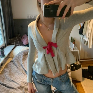 Oddmolly kofta  - Grå oddmolly kofta med rosa rosett. För liten för mig. Men passar en xs/s. Bra skick. Väldigt söt. Köparen står för frakten. Går att diskutera pris. Köpt för ca 600kr kommer inte riktigt ihåg. 