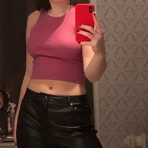 Rosa ish ribbad topp - Helt oanvänt ribbad topp från pull&bear, säljs för jag väntade för länge för att lämna tillbaka. 