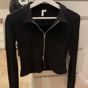Nelly topp  - Säljer denna zip topp från Nelly med justerbar dragkedja! Så snygg och inga skador! Nypris:299, passar även en S