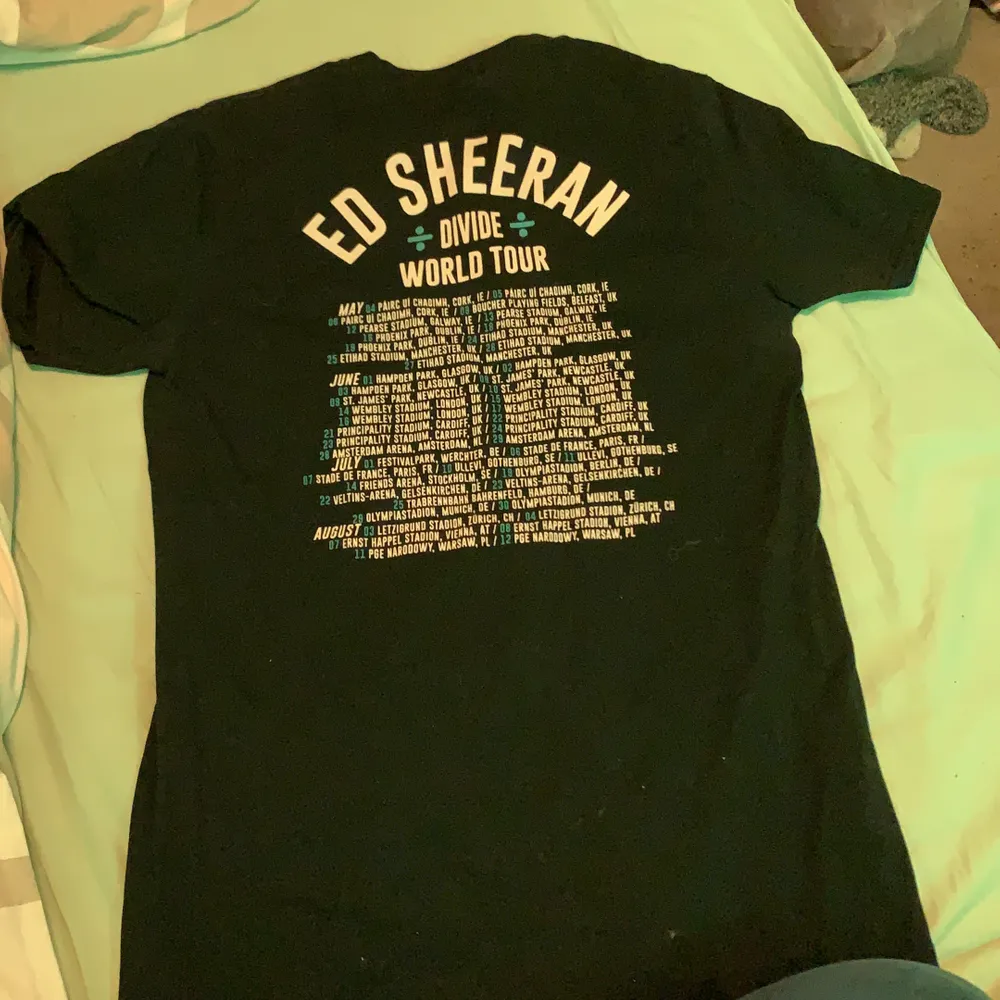 En super fin Ed Sheeran tröja, köpt i Göteborg efter hans tour. Tyvärr kom den inte till så mycket användning. 10/10 har inga hål eller fläckar! Och knappt använd🔥🧡. T-shirts.