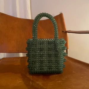 Grön väska, pärlor - Grön väska i pärlor, FANTASTISK!! Men kommer till användning för sällan. Märke okänt.
