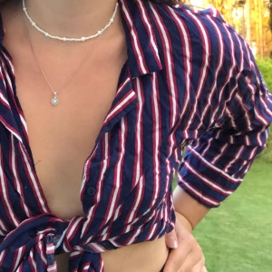 Randig skjorta - Fin skjorta som kan kläs upp lite hur man vill! Valde att knyta upp den här :) Köptes för några år sedan men är sparsamt använd och skavank fri. Kan skicka fler bilder vid intresse!