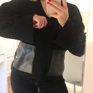 Tjocktröja  - Lite tjockare tröja. As bal med ”skinnmaterial” som fickor. Start bud 100kr 