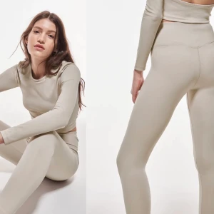 Träningsset ginatricot - Super fin ljus beige färg. Använda men fräscha! Säljs tillsammans.  Tights i storlek XS. Topp i storlek M.  Möts upp i Linköping alternativt står köparen för den eventuella frakten. 