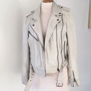 Skinnjacka  - Skinnjacka i mjukt skinn. Färg offwhite. 