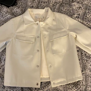 glansig ”skinn” jacka - Säljer en slags skinnjacka i glansigt material lite likt ”regnjacka material” från Nelly och kosta 700kr. Färgen är beige/vit och är bara använd 1 gång då den inte passade på mig och är i jättebra skick.💖 Sista bilden är den jackan fast svart men kunde ej hitta den färgen jag hade.💖 