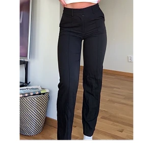 Svarta kostymbyxor från NAKD - Svarta kostymbyxor från NAKD i strl 36. Iprincip nyskick med jätteskönt material. Det är en slits längst ned vid byxkanten också (se bild 3) säljer dem för 250 + frakt ☺️