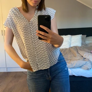 Blus - Super söt blus! Använd enstaka gånger. Frakt tillkommer🤍
