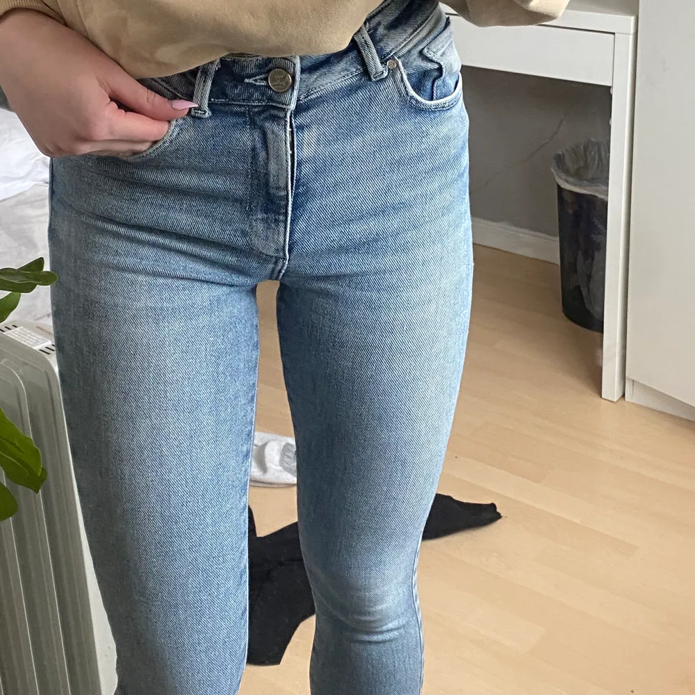 Ljusblå bikbok ankel jeans! Skicket är som nytt, jag är 173. Stretchiga!! Kontakta för frågor🤍. Jeans & Byxor.