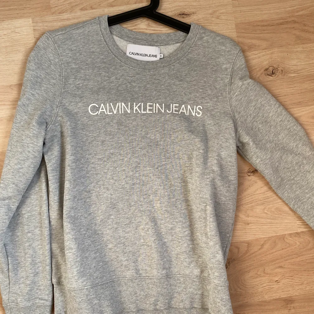 Säljer en Calvin Klein sweatshirt, sparsamt använd. Du står för frakten! . Tröjor & Koftor.