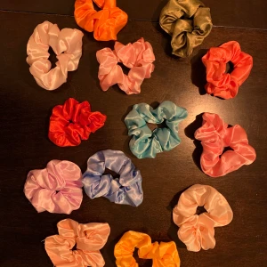 13 stycken färgstarka scrunchies  - Säljer alla 13 scrunchies tillsammans. Alla är i nyskick! 