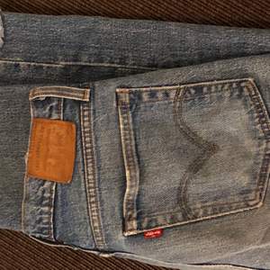 Säljer mina älskade Levis jeans i modellen wedgie straight i storleken 26. Väl använda men bra skick!! Lite korta på mig som är 175 cm, men sjukt snygg passform!!!❤️