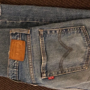 Levis jeans - Säljer mina älskade Levis jeans i modellen wedgie straight i storleken 26. Väl använda men bra skick!! Lite korta på mig som är 175 cm, men sjukt snygg passform!!!❤️