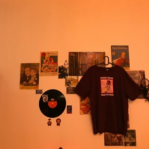 Vinröd T-shirt Med Tryck - Snygg vinröd T-shirt med ros motiv och text på framsidan. 🥀Köpt på H&M i storlek XL. Använd ett fåtal gånger och säljer pga att den inte används. Tredje bilden är för att visa färgen lite bättre. Vinröd ish i verkligheten🌹💞