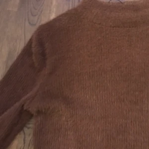 Zara - Snygg brun Zara tröja. Storlek L men liter I storleken. 