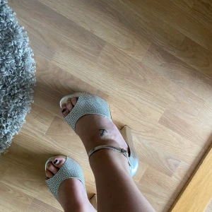 Skor från Nelly  - Jättefina skor från Nelly, endast använda en gång så i jättefint skick! Storlek 41 men passar mig som är 38-39! Köparen står för frakten🥰🥰