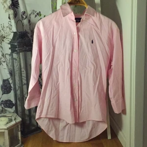  - Rosa Ralph lauren skjorta
Lång där bak och lite kortare armar än vanligt