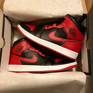 Air Jordan mid - Nu är dom framme! Riktigt snygga Air jordans 1 mid (unisex)  storlek 42 som passar även för 42,5! Beställda från nike.com, oanvända, kvitto finns.                            Storleken är slutsåld på sidan.                                          Kan mötas i Jönköping eller frakta, skickar i originalboxen. Pris: 1350 :)