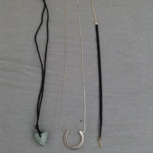 2 halsband + en chocker  - chockern e helt ny och oanvänd, halsbanden e använda ett par gånger 15kr st frakt 11 kr
