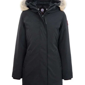 Canada goose  - Canada goose, använd 2 vintrar. Är i bra skick och sitter snyggt på. Sytt vid muddarna vid slutat av armarna och pälsen som tillkommer är lite sliten därav så billigt pris! Pris kan diskuteras (kan skicka fler bilder privat) 