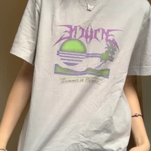 Tshirt med coolt print  - Säljer min gråa tshirt med coolt print som är i storlek S men ganska oversize, säljer pga har alldrig på mig den.