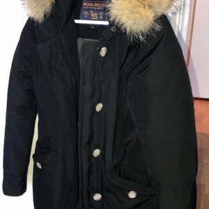 Woolrich vinterjacka storlek M  - Säljer min woolrich jacka i storlek M. Använd ca 8 gånger. Nu är jag sugen på en ny jacka då denna blivit liten för mig. Bra märke med hög kvalite. Köpte den för 3999kr men säljer för 2000