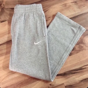 Nike sweatpants 🤍 - Sweatpants köpta från Plick, aldrig använd av mig & säljer vidare för att dem inte passade mig :/ I ganska fint skick och inga defekter alls. Högsta bud: 300 + frakt ❣️ Budgivning slutar på måndag‼️